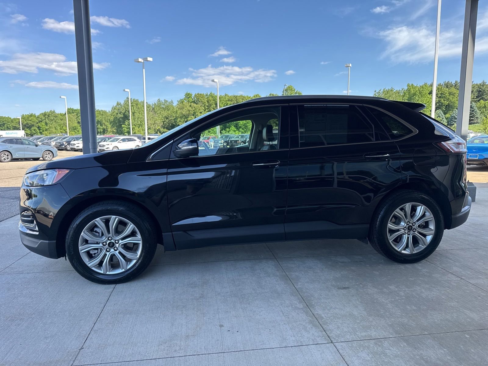 Certified 2023 Ford Edge Titanium AWD/4WD image 4