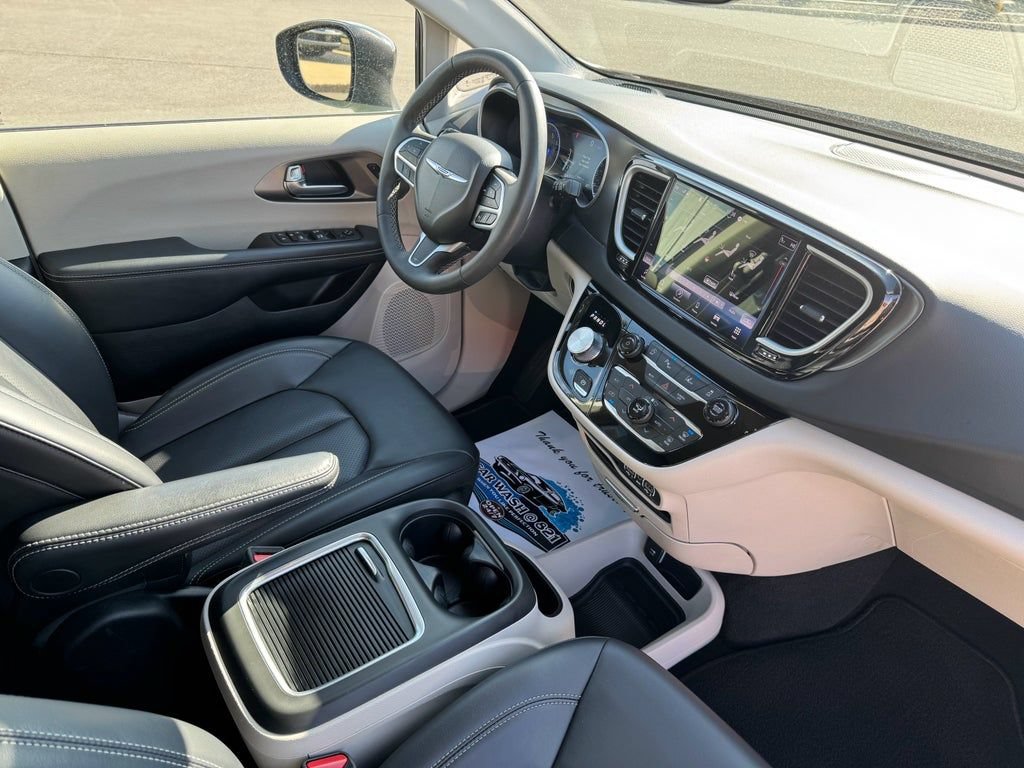 Used 2023 Chrysler Pacifica Touring-L FWD image 15