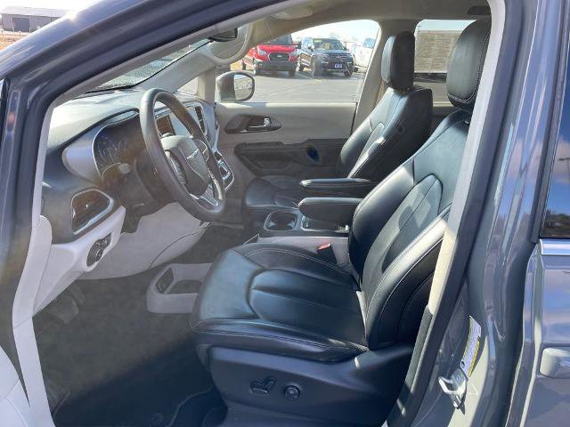 Used 2023 Chrysler Pacifica Touring-L image 11