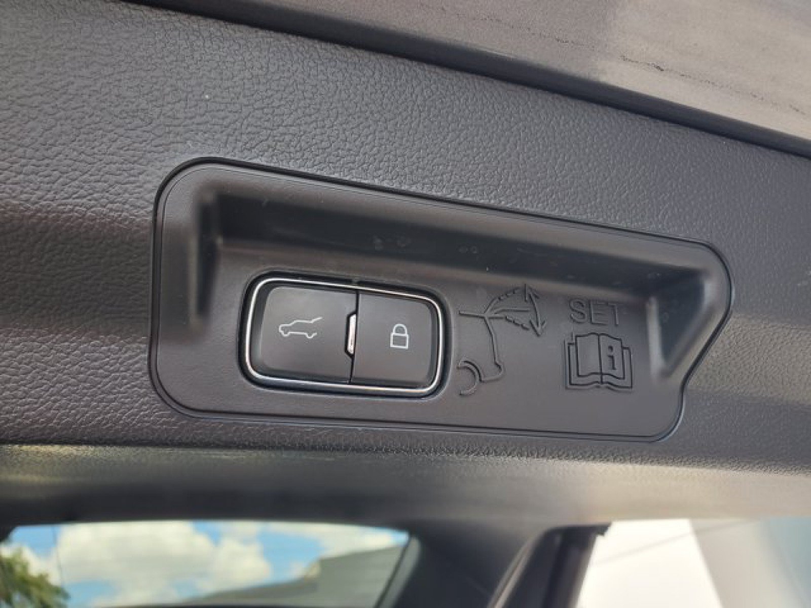 Certified 2023 Ford Explorer XLT RWD image 9
