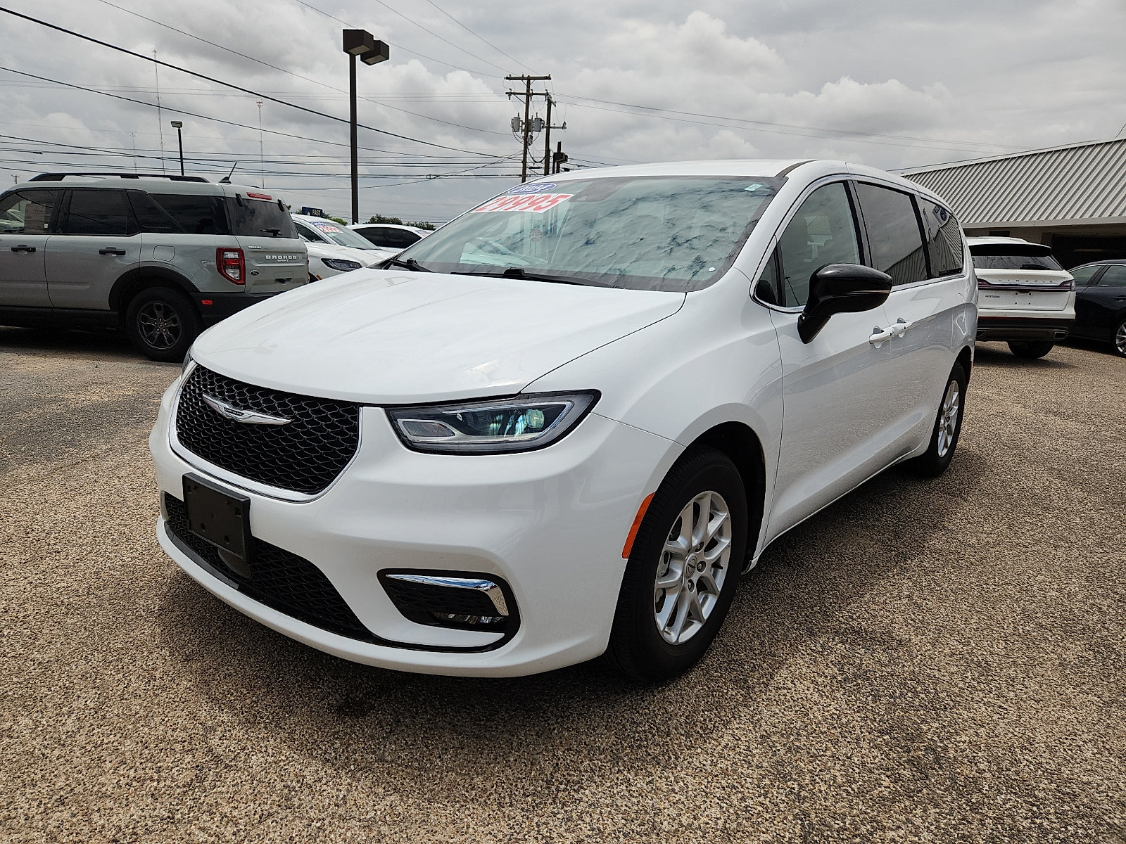 Used 2024 Chrysler Pacifica Touring FWD image 3