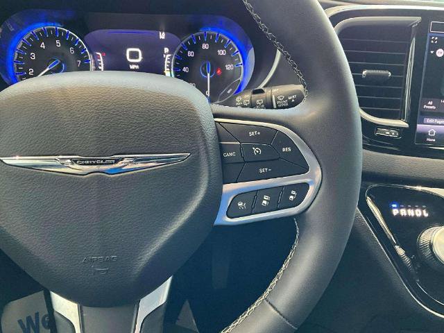Used 2025 Chrysler Pacifica Select FWD image 13