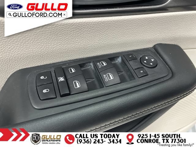 Used 2023 Chrysler Pacifica Touring-L FWD image 21