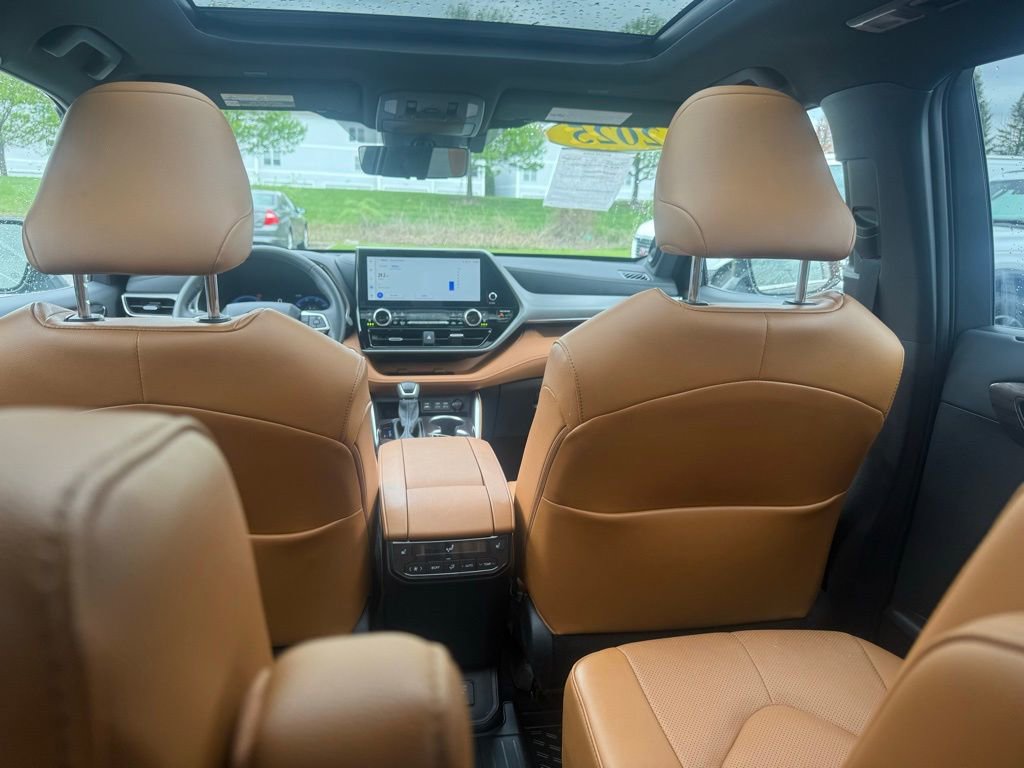 Used 2025 Toyota Highlander Platinum AWD/4WD image 42