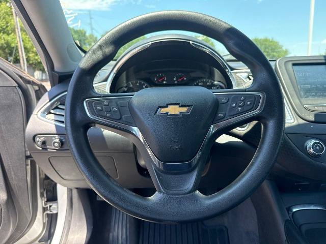 Used 2018 Chevrolet Malibu LT FWD image 3