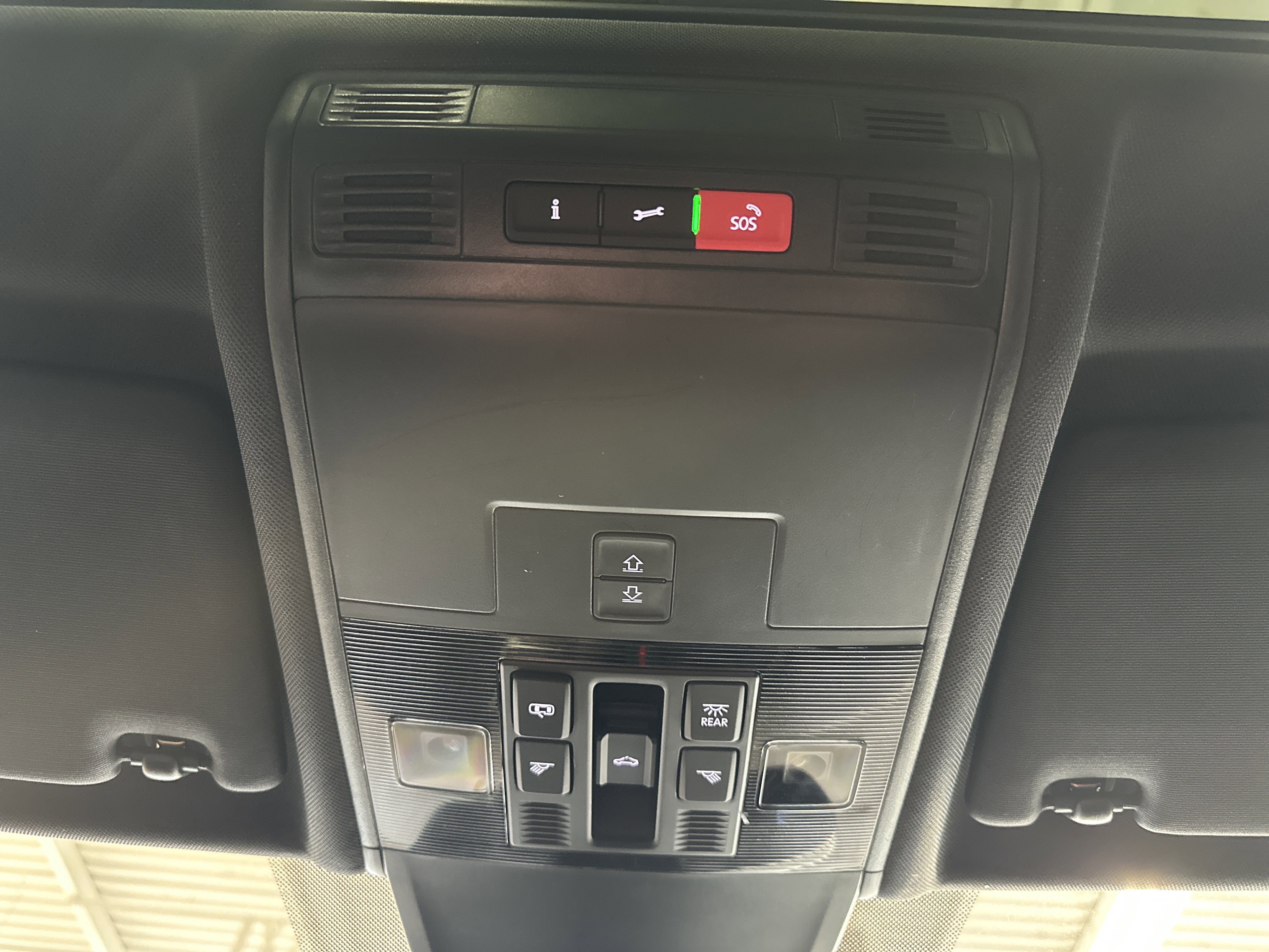 Used 2024 Volkswagen Tiguan SE R-Line image 40