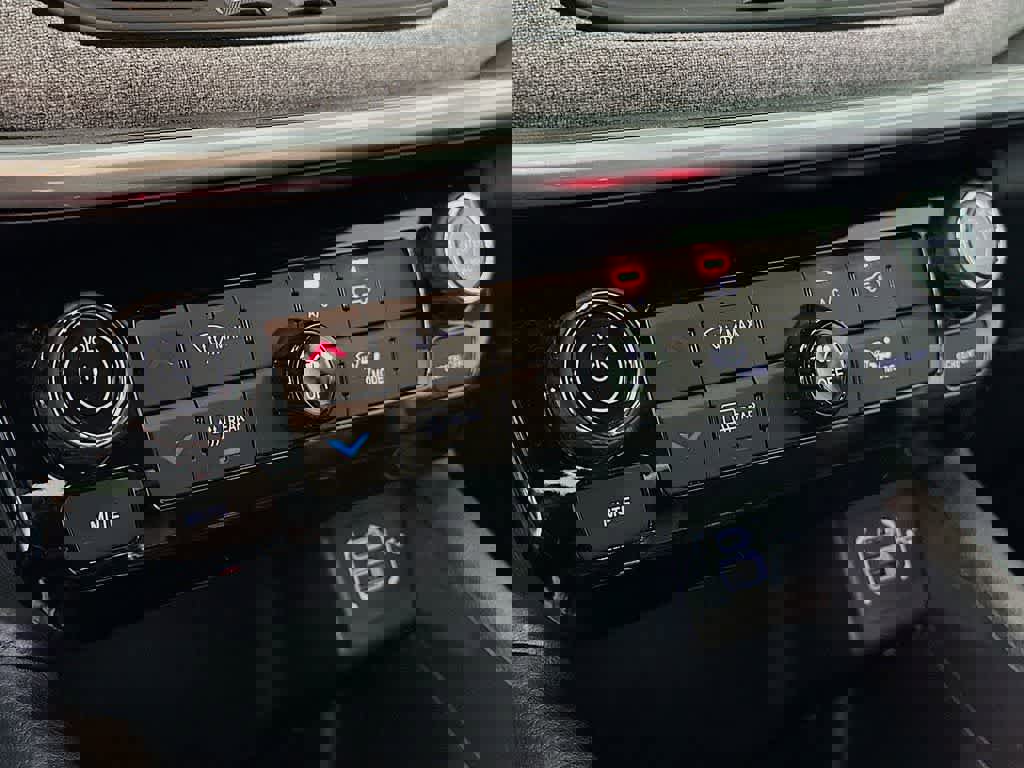 Used 2024 Jeep Compass Latitude image 18