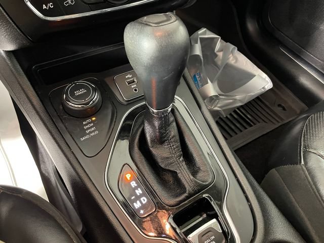 Used 2019 Jeep Cherokee Limited w/ Technology Group AWD/4WD image 12