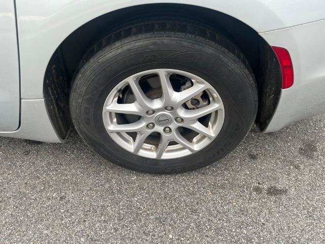 Used 2024 Chrysler Pacifica Touring-L FWD image 5