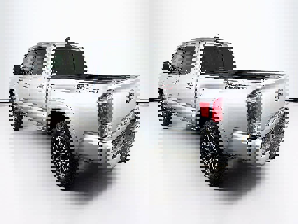 Used 2022 Toyota Tacoma TRD Sport image 3