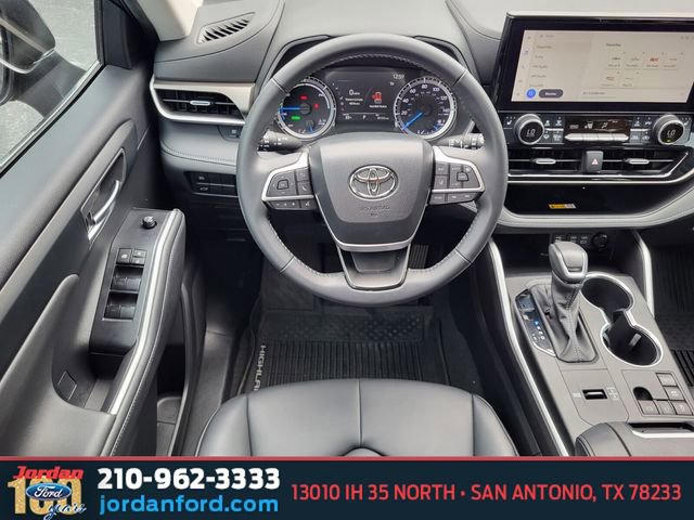 Used 2023 Toyota Highlander XLE FWD image 13