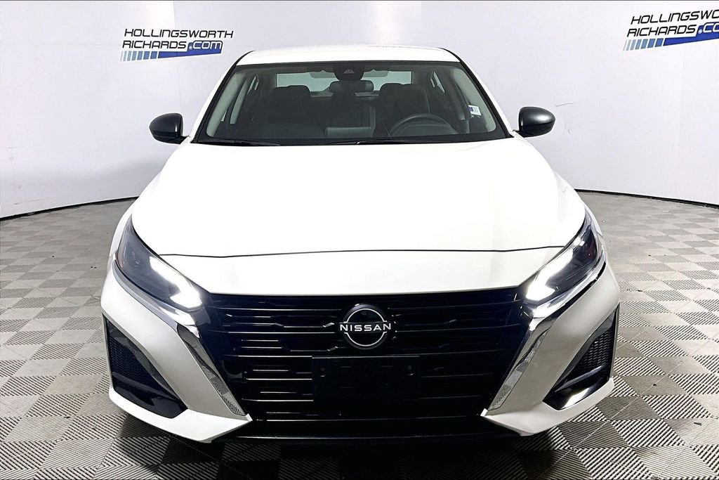 Used 2025 Nissan Altima 2.5 SV FWD image 2