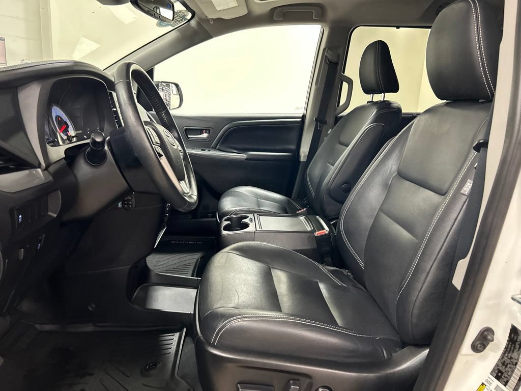 Used 2020 Toyota Sienna SE w/ Nightshade Edition AWD/4WD image 11