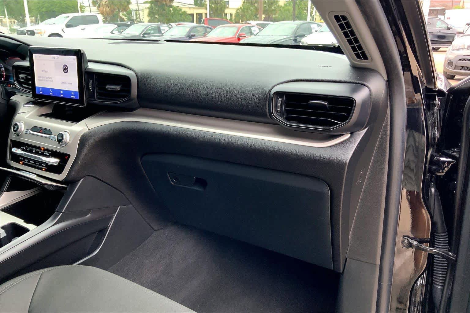 Certified 2024 Ford Explorer XLT RWD image 19