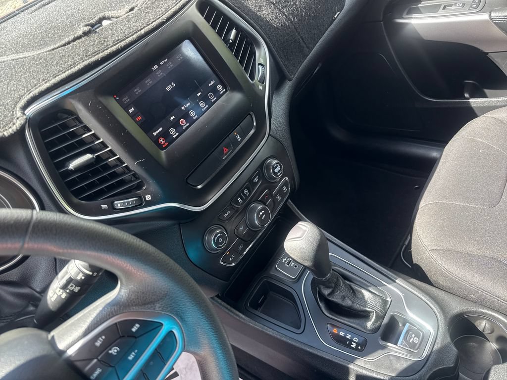Used 2021 Jeep Cherokee Latitude FWD image 17