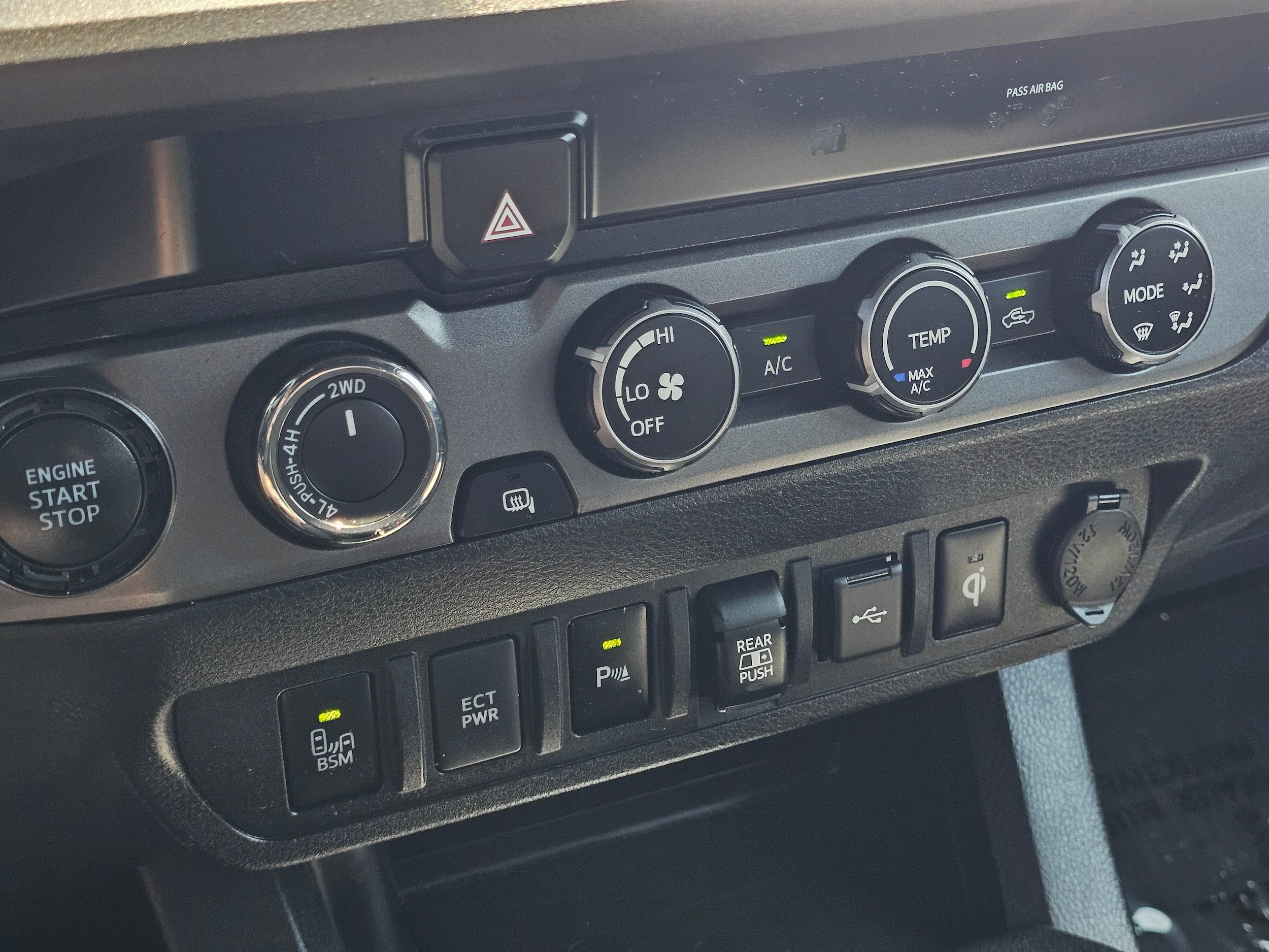 Used 2020 Toyota Tacoma TRD Sport w/ Technology Package AWD/4WD image 28
