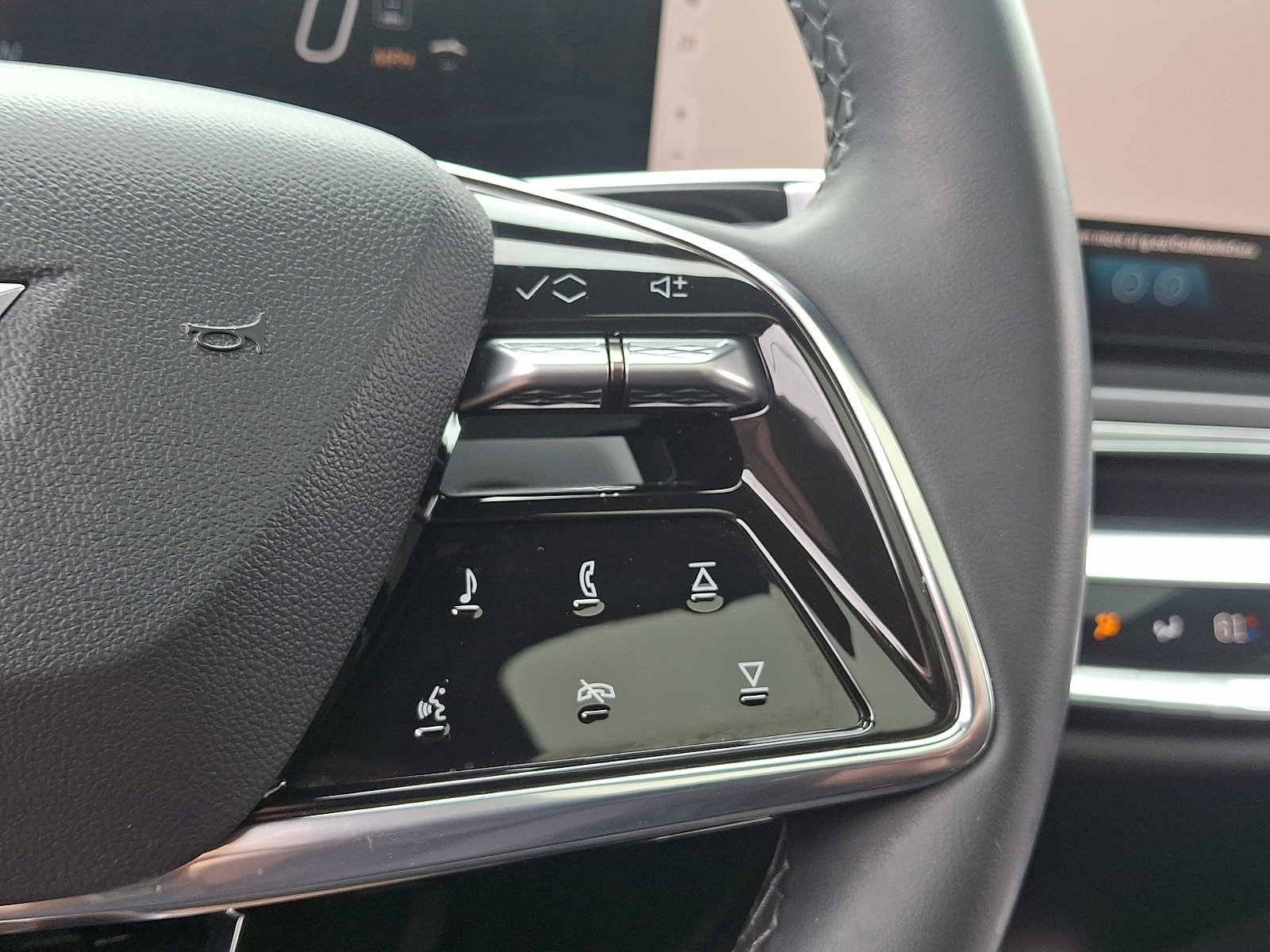 Used 2024 Cadillac Lyriq Tech w/ Driver Assist Package image 29