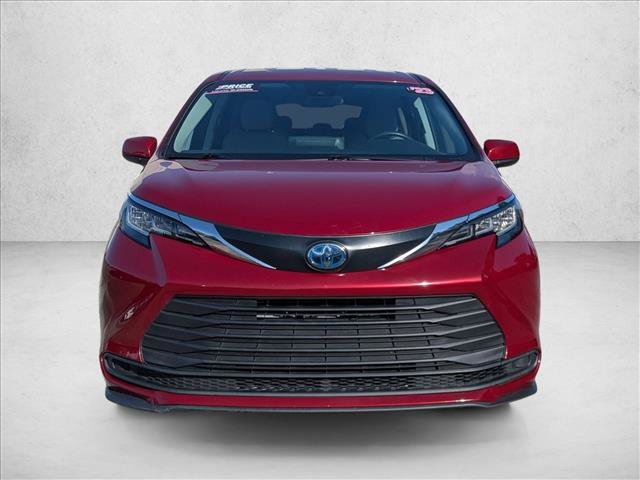 Used 2023 Toyota Sienna LE FWD image 2