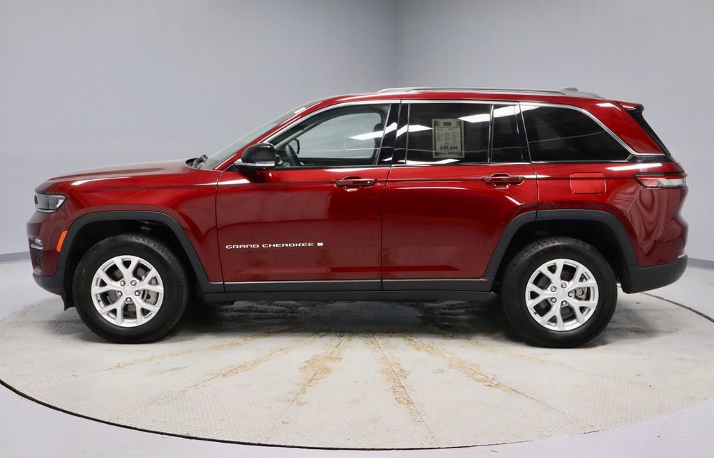Used 2024 Jeep Grand Cherokee Limited w/ Luxury Tech Group II AWD/4WD image 2