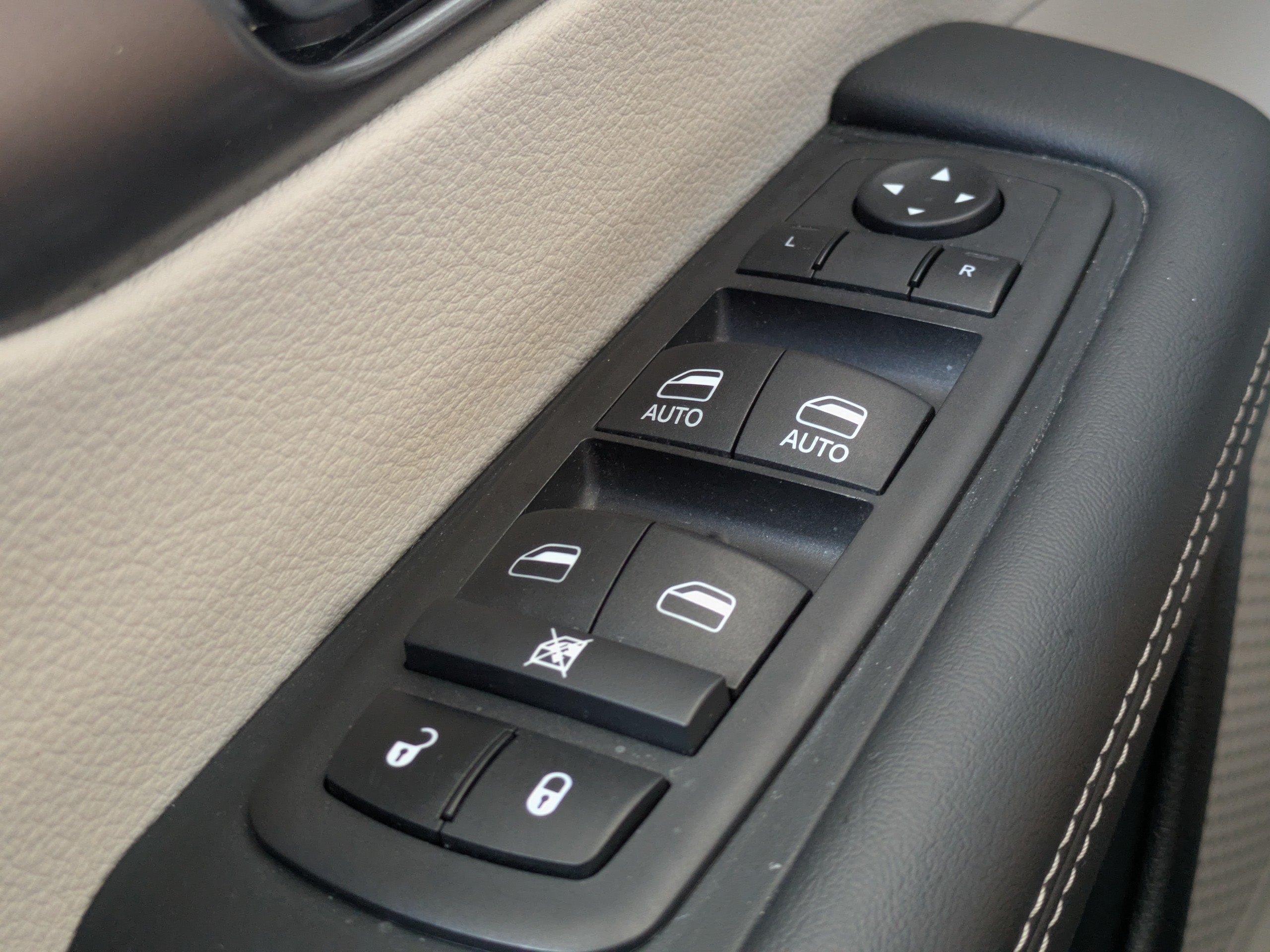 Used 2024 Chrysler Pacifica Touring-L FWD image 26