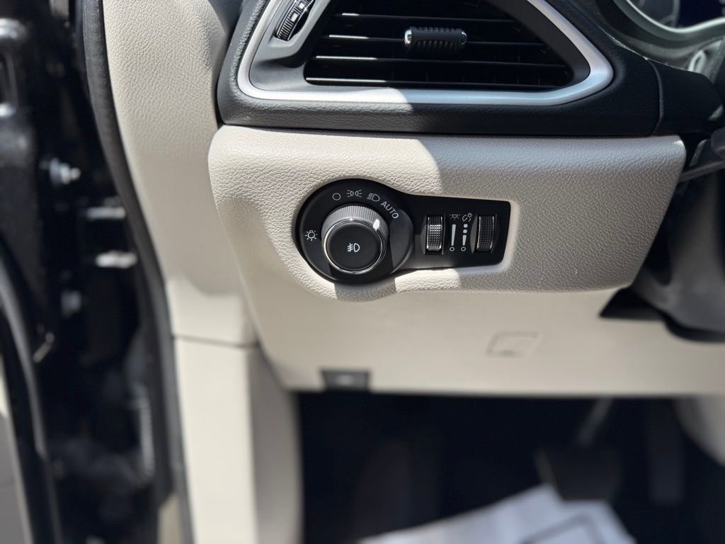 Used 2023 Chrysler Pacifica Touring-L FWD image 14