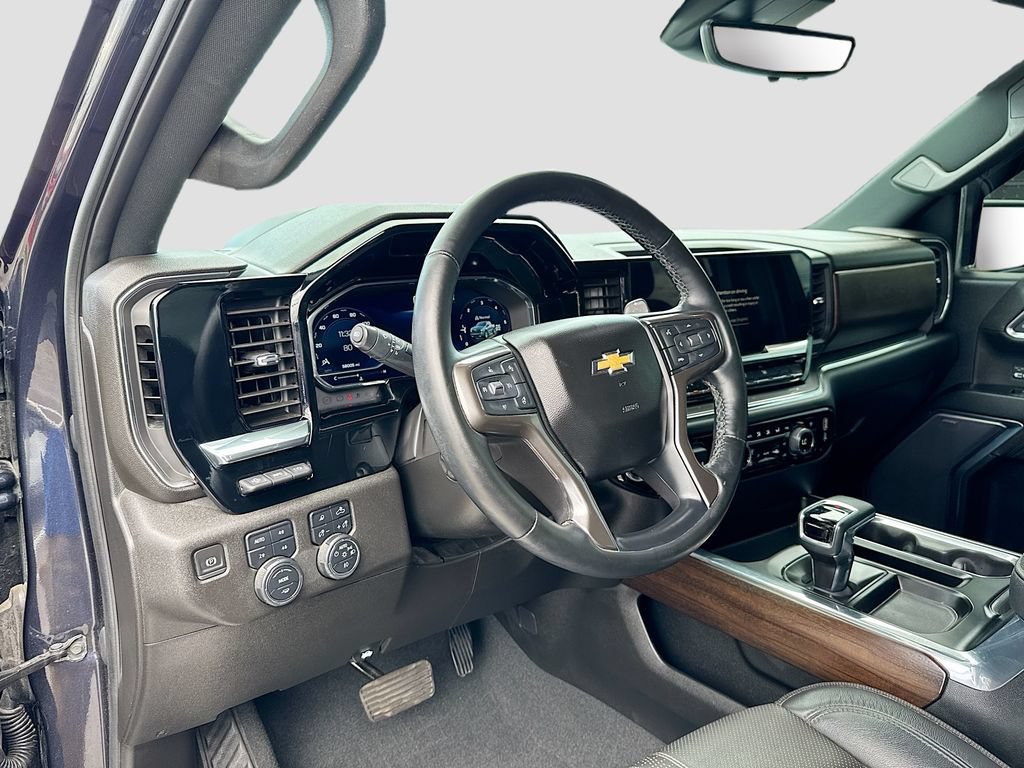 Used 2023 Chevrolet Silverado 1500 High Country w/ Technology Package AWD/4WD image 9