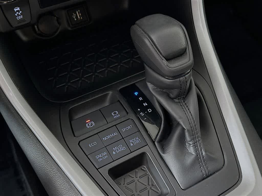 Used 2025 Toyota RAV4 XLE AWD/4WD image 19