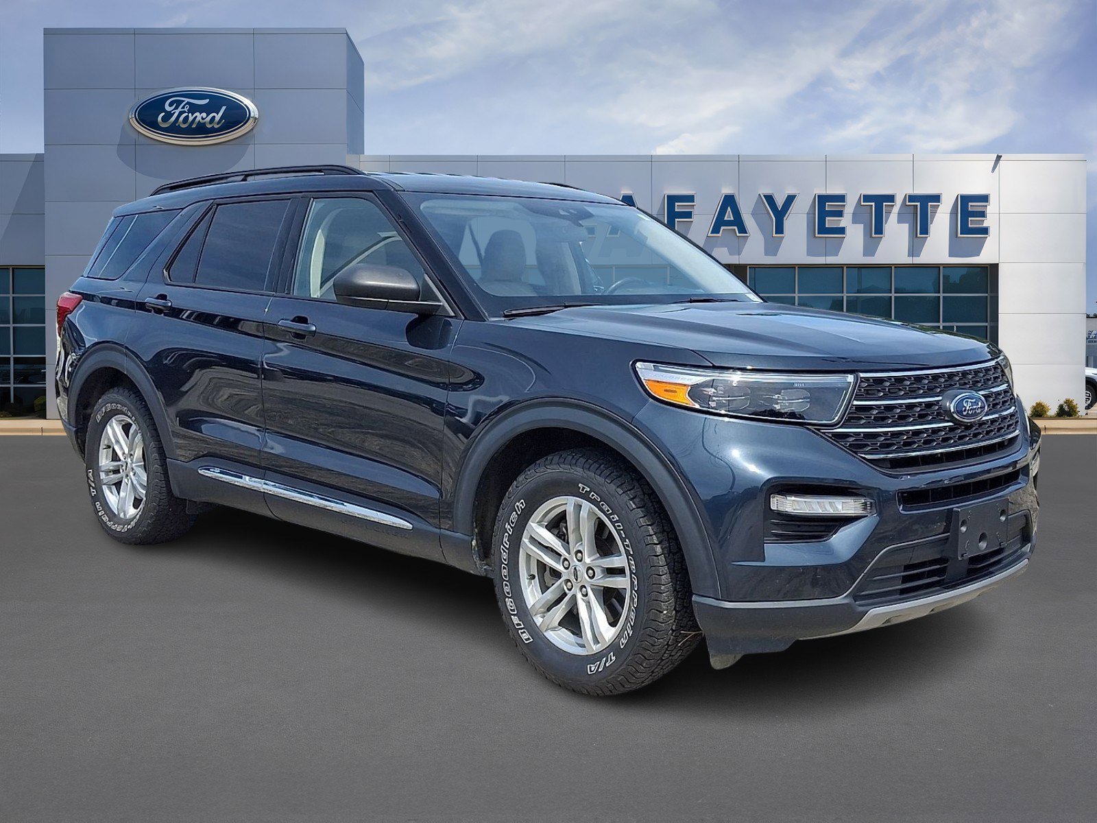 Certified 2022 Ford Explorer XLT w/ Equipment Group 202A RWD image 1