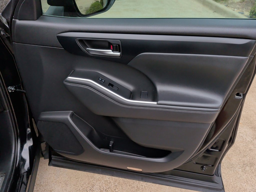 Used 2022 Toyota Highlander XLE FWD image 24
