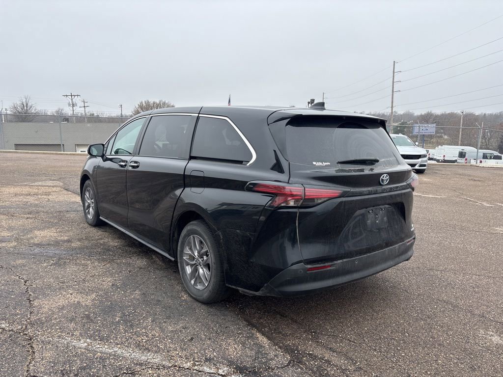 Used 2022 Toyota Sienna XLE image 2