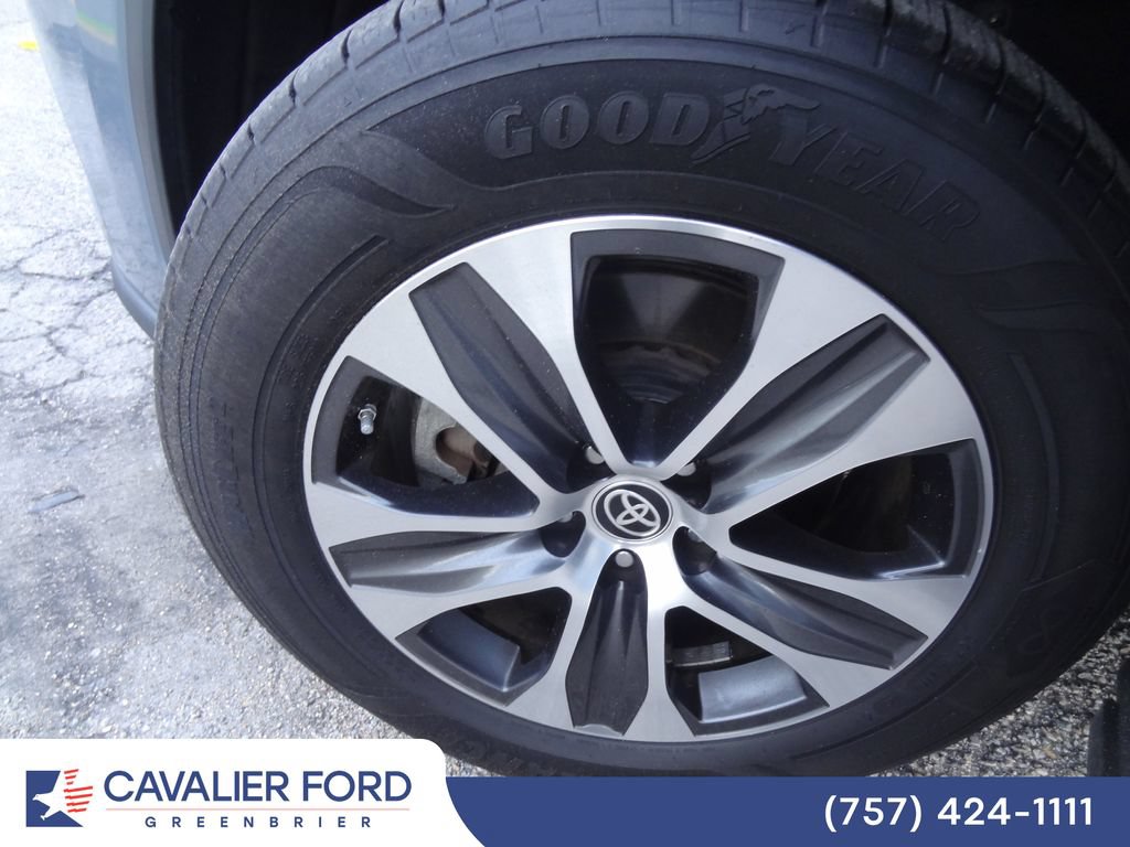 Used 2022 Toyota Highlander XLE AWD/4WD image 38
