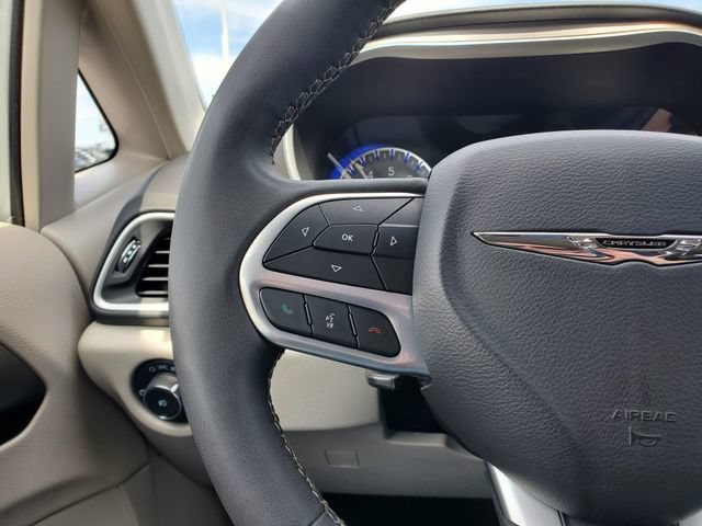 Used 2023 Chrysler Pacifica Touring-L FWD image 13
