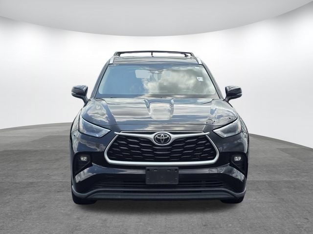 Used 2022 Toyota Highlander XLE FWD image 2