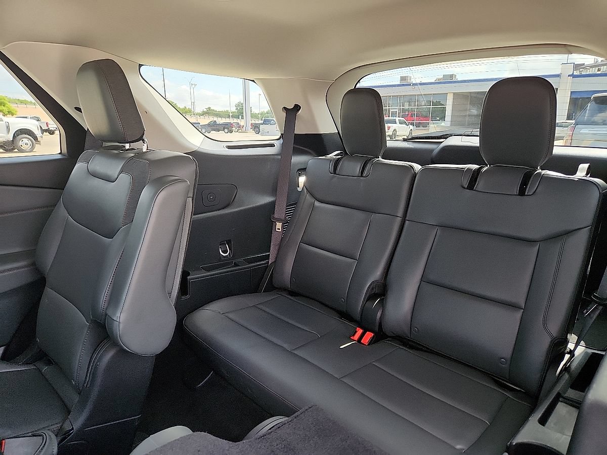 Certified 2025 Ford Explorer Active w/ Active Comfort Package RWD image 5