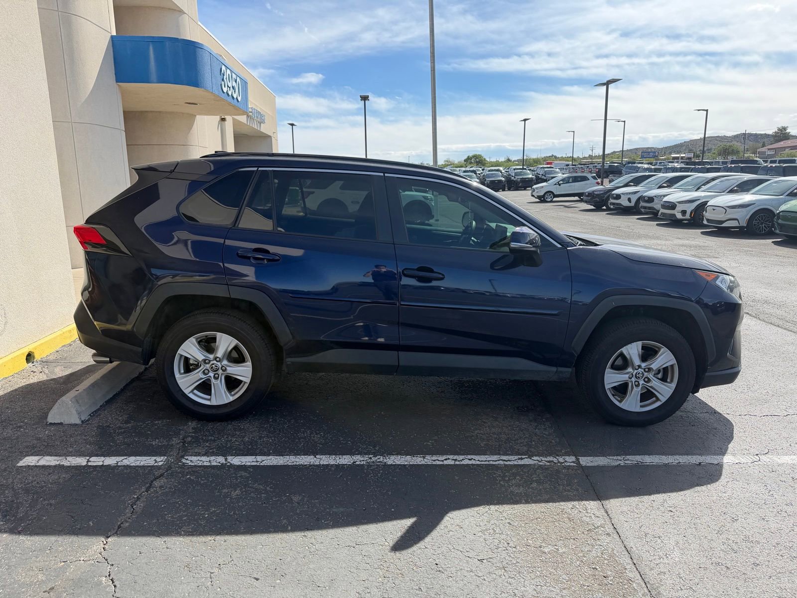 Used 2021 Toyota RAV4 XLE w/ Convenience Package FWD image 5