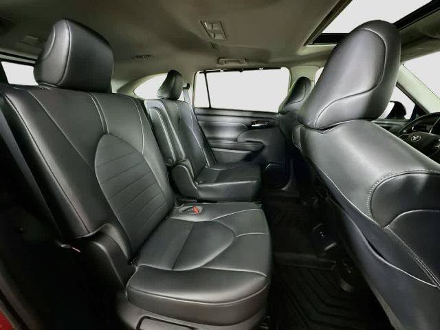 Used 2020 Toyota Highlander XLE FWD image 32