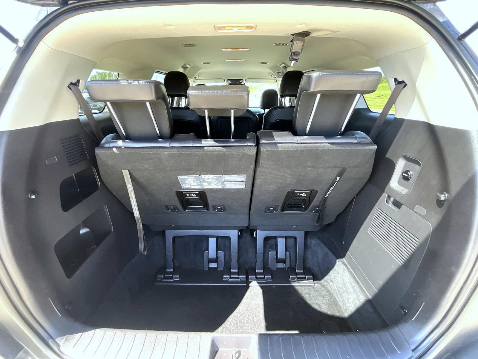 Used 2025 Kia Carnival FWD image 23