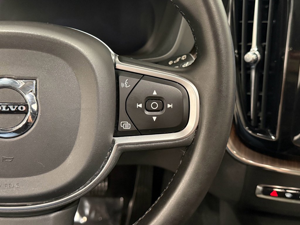 Used 2022 Volvo XC60 B5 Momentum image 13