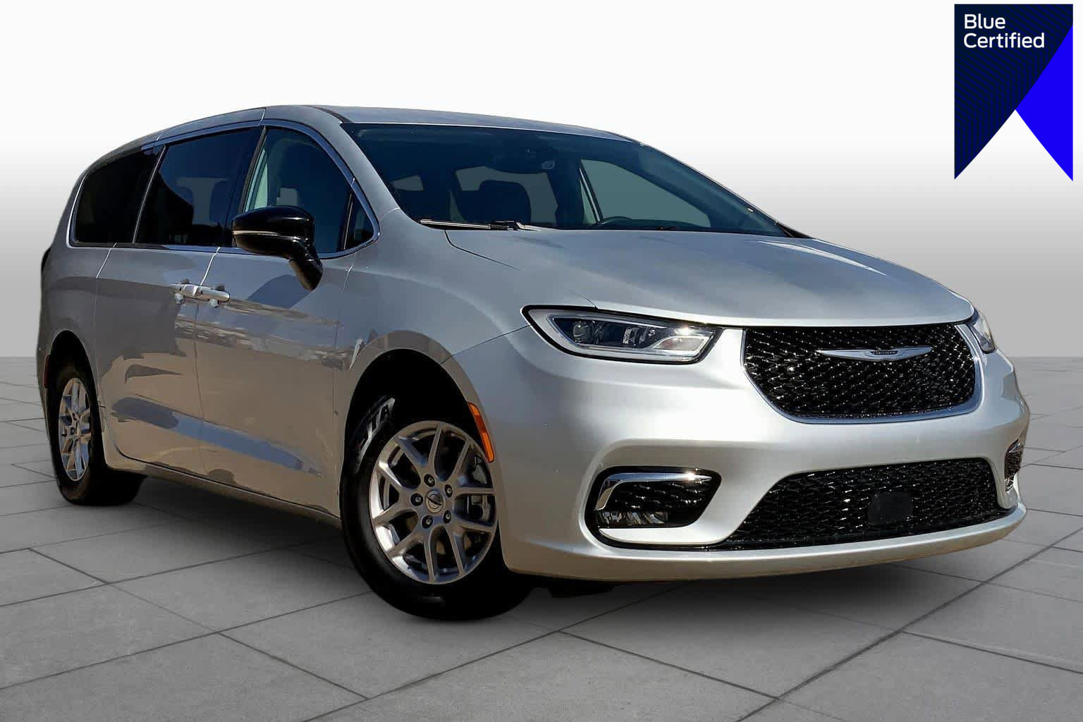 Used 2024 Chrysler Pacifica Touring-L image 1