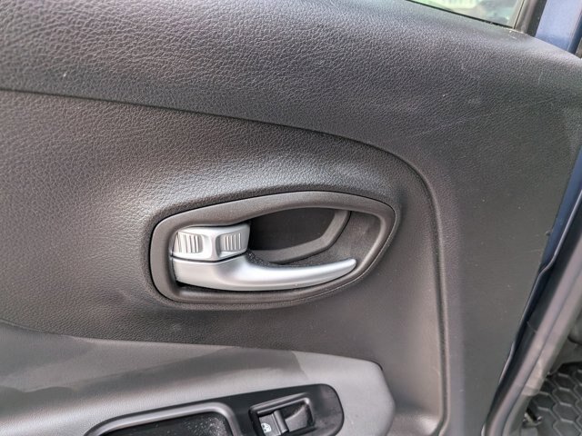 Used 2020 Jeep Renegade Altitude FWD image 26