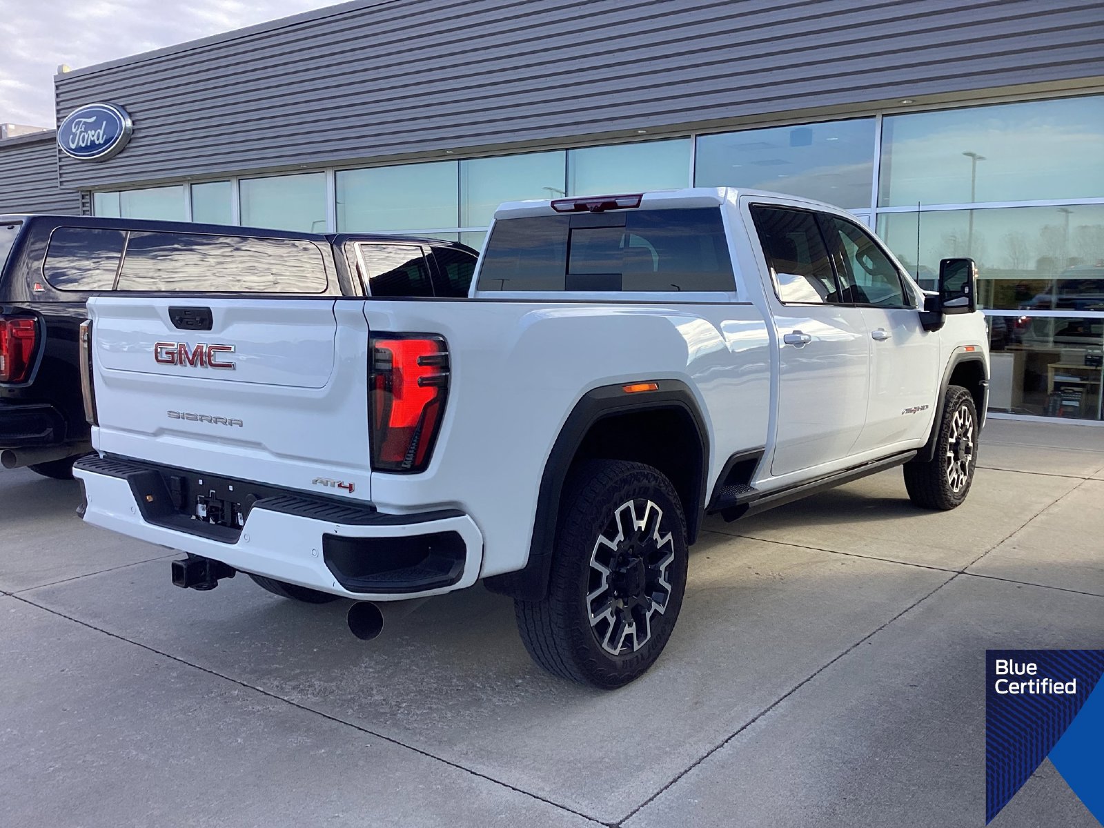 Used 2025 GMC Sierra 2500 AT4 w/ AT4 Premium Plus Package AWD/4WD image 3