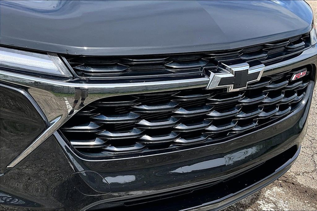 Used 2024 Chevrolet Trax RS w/ Driver Confidence Package FWD image 28