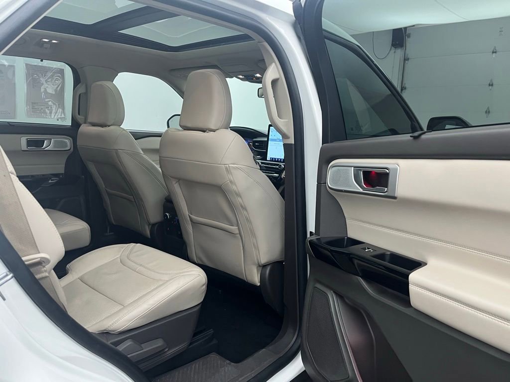 Certified 2022 Ford Explorer Platinum w/ Equipment Group 601A image 32