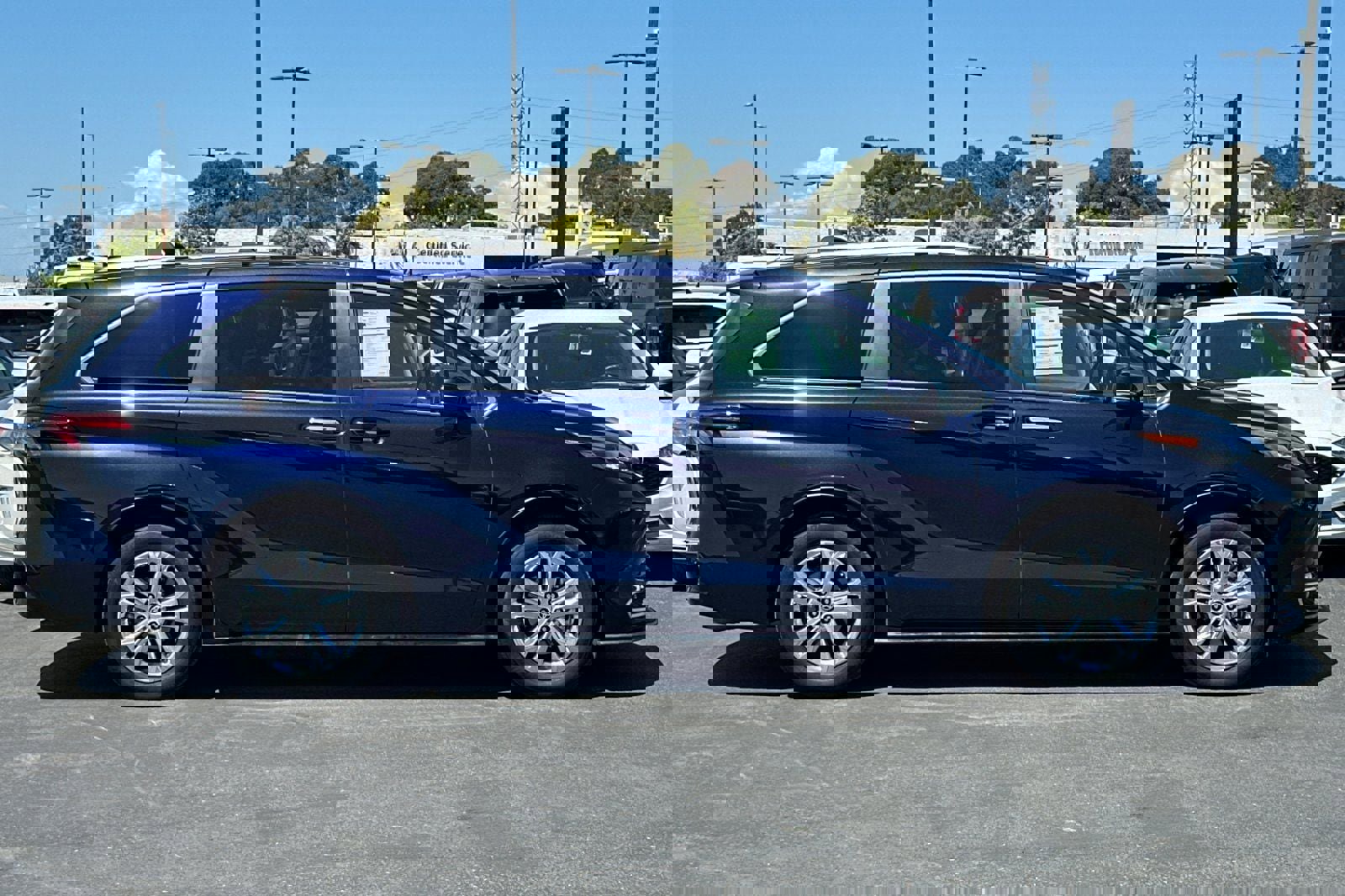 Used 2024 Toyota Sienna Platinum AWD/4WD image 3