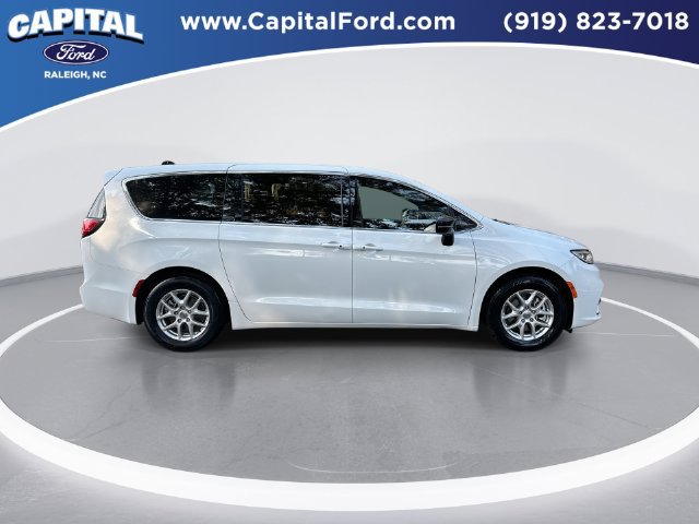 Used 2025 Chrysler Pacifica Select FWD image 9
