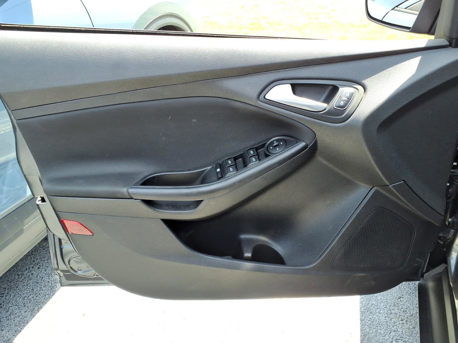 Certified 2018 Ford Focus SE w/ Cold Weather Package FWD image 15