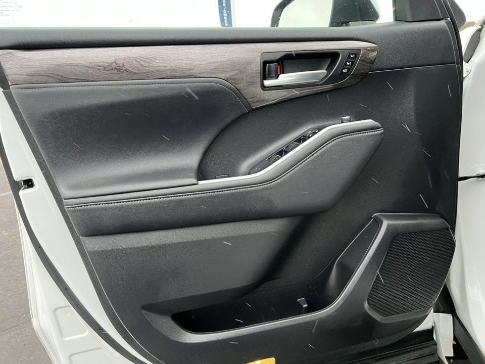 Used 2023 Toyota Highlander Limited image 18