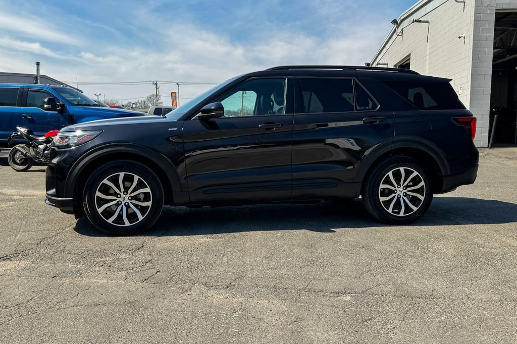 Certified 2025 Ford Explorer ST-Line AWD/4WD image 6