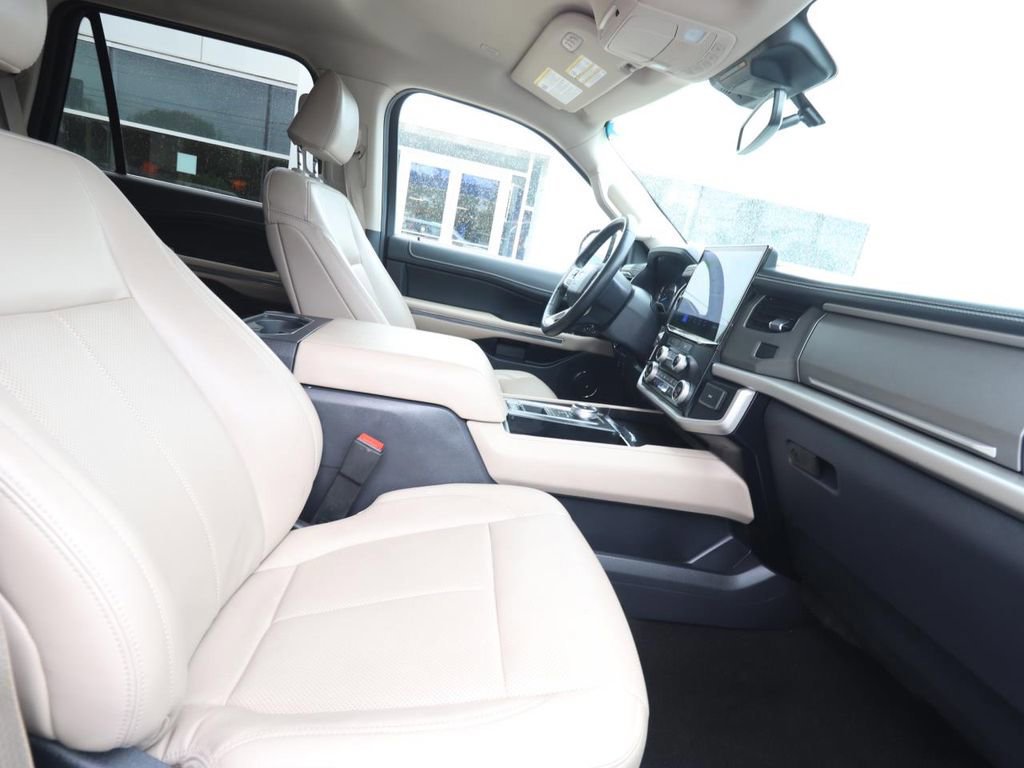 Certified 2024 Ford Expedition XLT image 17