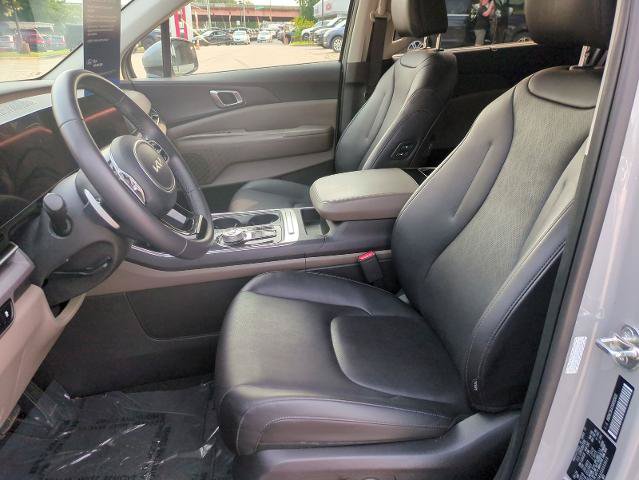Used 2025 Kia Carnival EX FWD image 9